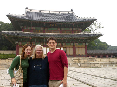 At the entrance to Changdeokgung Palace ... click to see a much larger image 