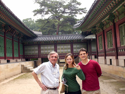 At the royal palace in Seoul ... click to see a large image