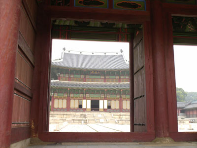Entrance to one of the main palace courtyads ... click to see a large image.
