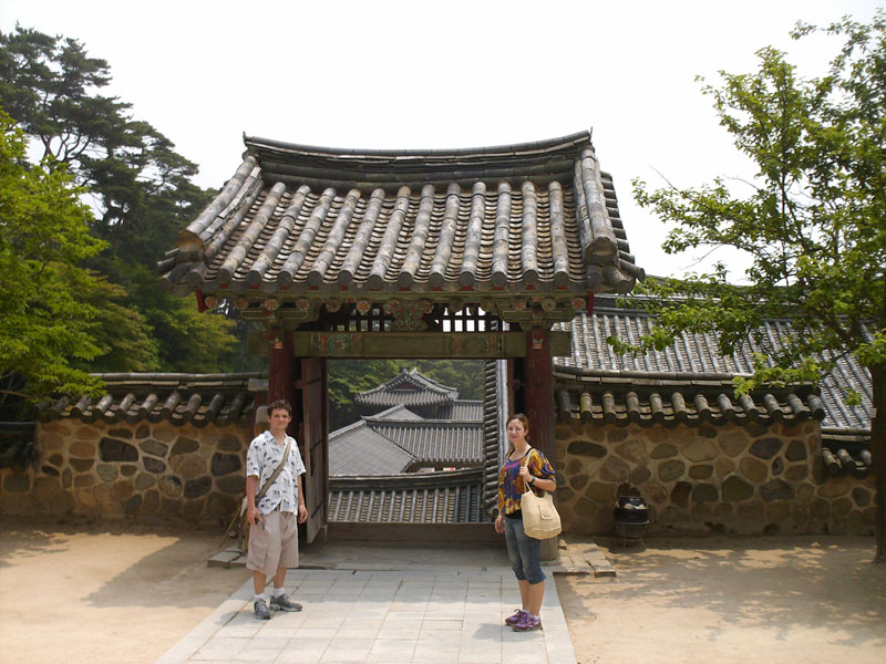 Bulguksa temples are beautiful and serene ... click to see a large image. 