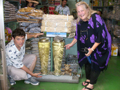 We also visited the street where Ginseng and oriental medicines are sold in Daegu ... click to see a large image