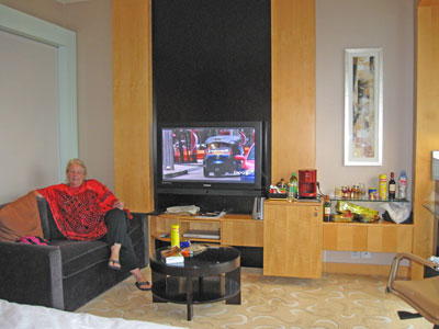 Hotel rooms in China are quite comfortable ... click to see a large image.