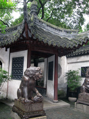 Yu gardens entrance, guarded by another Chinese lion ... click to see a large image