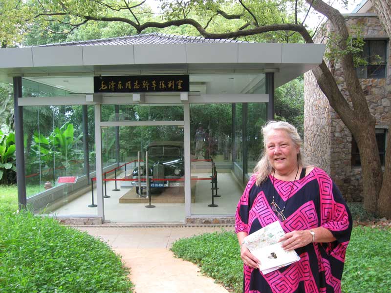 Lesser Three Gorges ... behind us, a "hanging coffin" in the rockside ... click to see a larger image