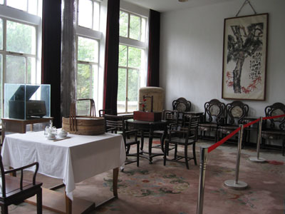 Mao's dining room ... click to see a large image.