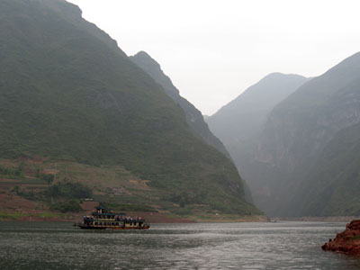 An old boat, quite full of Chinese tourists, passing us by ... very pretty ... click to see a large image