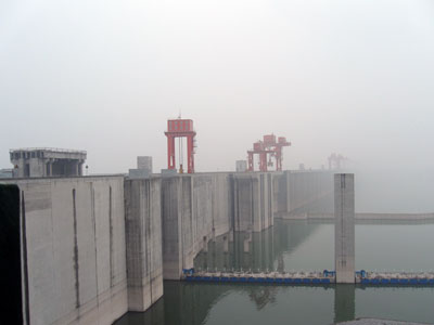 The dam in the mist ... Click to see a large image