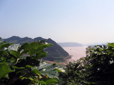 View upstream from the Fengdu "Abode of Ghosts" ... click to see a large image.