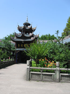 Temple entrance ... right by the cable car  ... click to see a large image