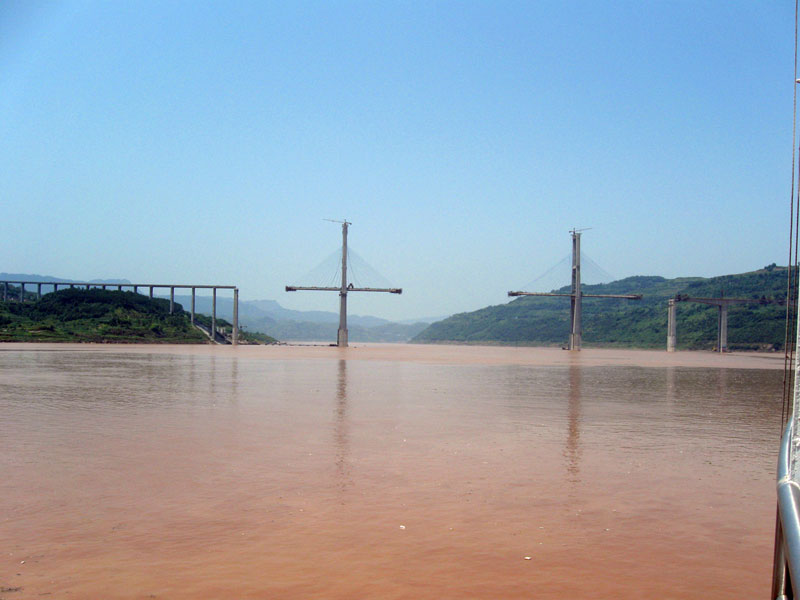 Just below old Fengdu ... a new bridge ... click to see a larger image
