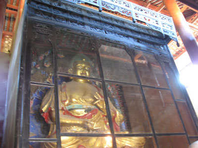 Buddha in one of the lower temples on the hill ... click to see a large image