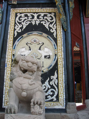 Another lion, guarding another temple ... click to see a large image