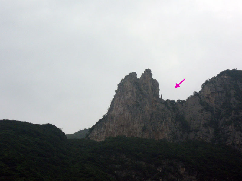 The Goddess looks over the Yangtze  ... click to see a larger image