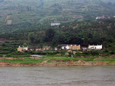 Houses are being taked down before the water rises even further ... click to see a large image