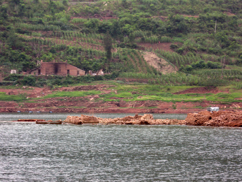 As the Three Gorges Dam raises water levels, many houses are demolished, then flooded  ... click to see a larger image