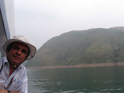Starting a trip up the "Lesser Three Gorges" ... click to see a large image.