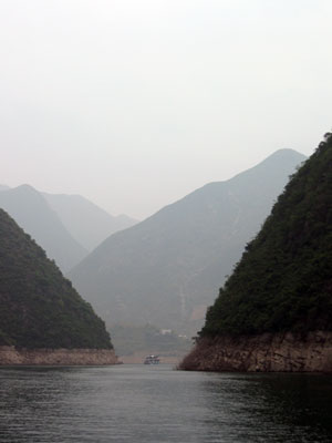 An interesting trip up the "Lesser Three Gorges" ... click to see a large image
