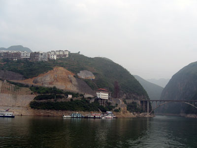 From Wushan, we took a trip up the "Lesser Three Gorges" ... click to see a much larger image 